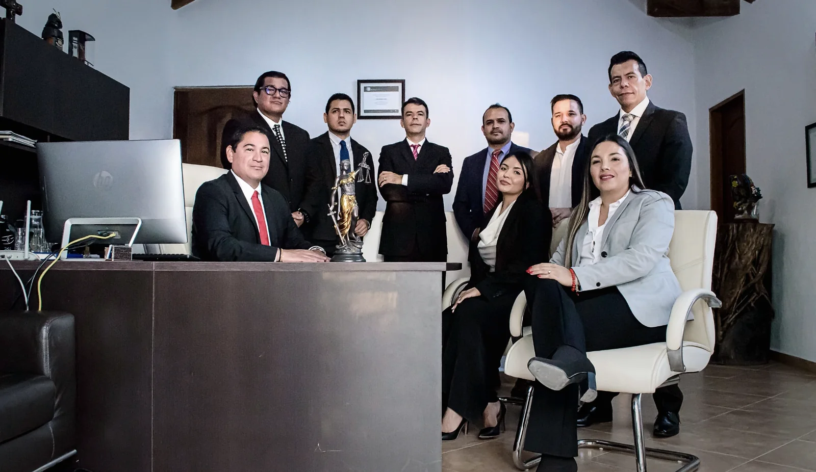 Equipo completo de abogados y personal de LEX Consultores en sus oficinas